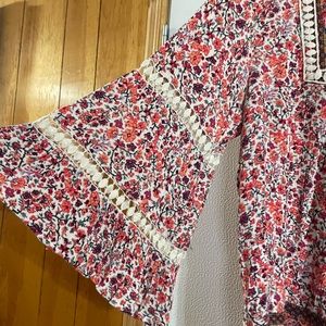 ONE WORLD XXL  V NECK WITH 3/4” BELL SLEEVE FLORAL PRINT